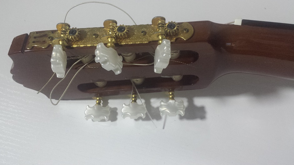 La guitarra española: Las clavijas y el clavijero, vistos por detrás