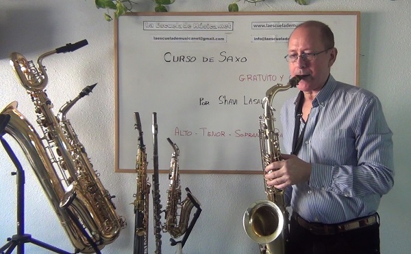 como tocar el saxo
